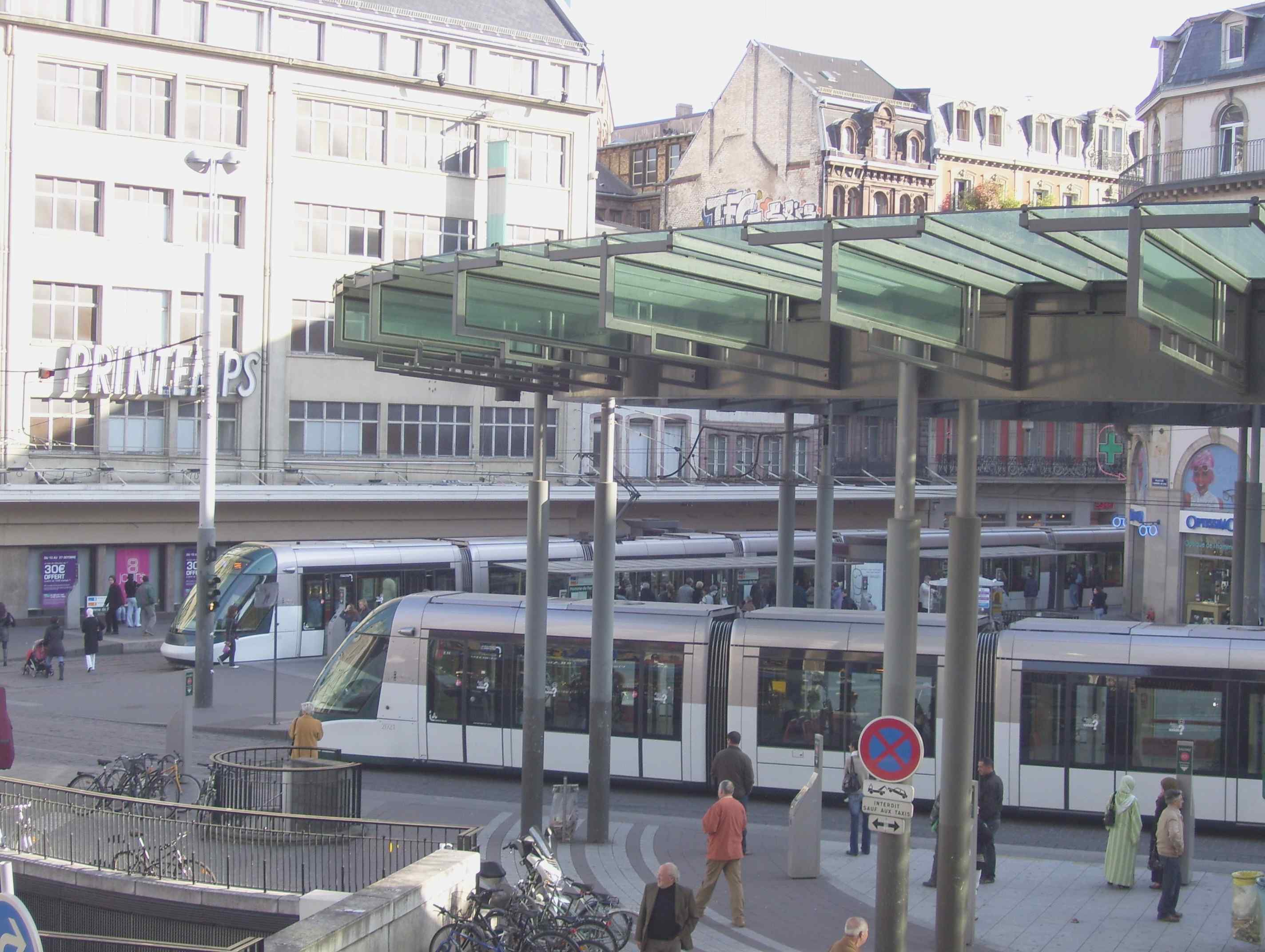 Deux Citadis en station, au premier plan sous la coupole, l'arr�t des lignes A et D, devant le magasin Printemps, l'arr�t des lignes B et C.